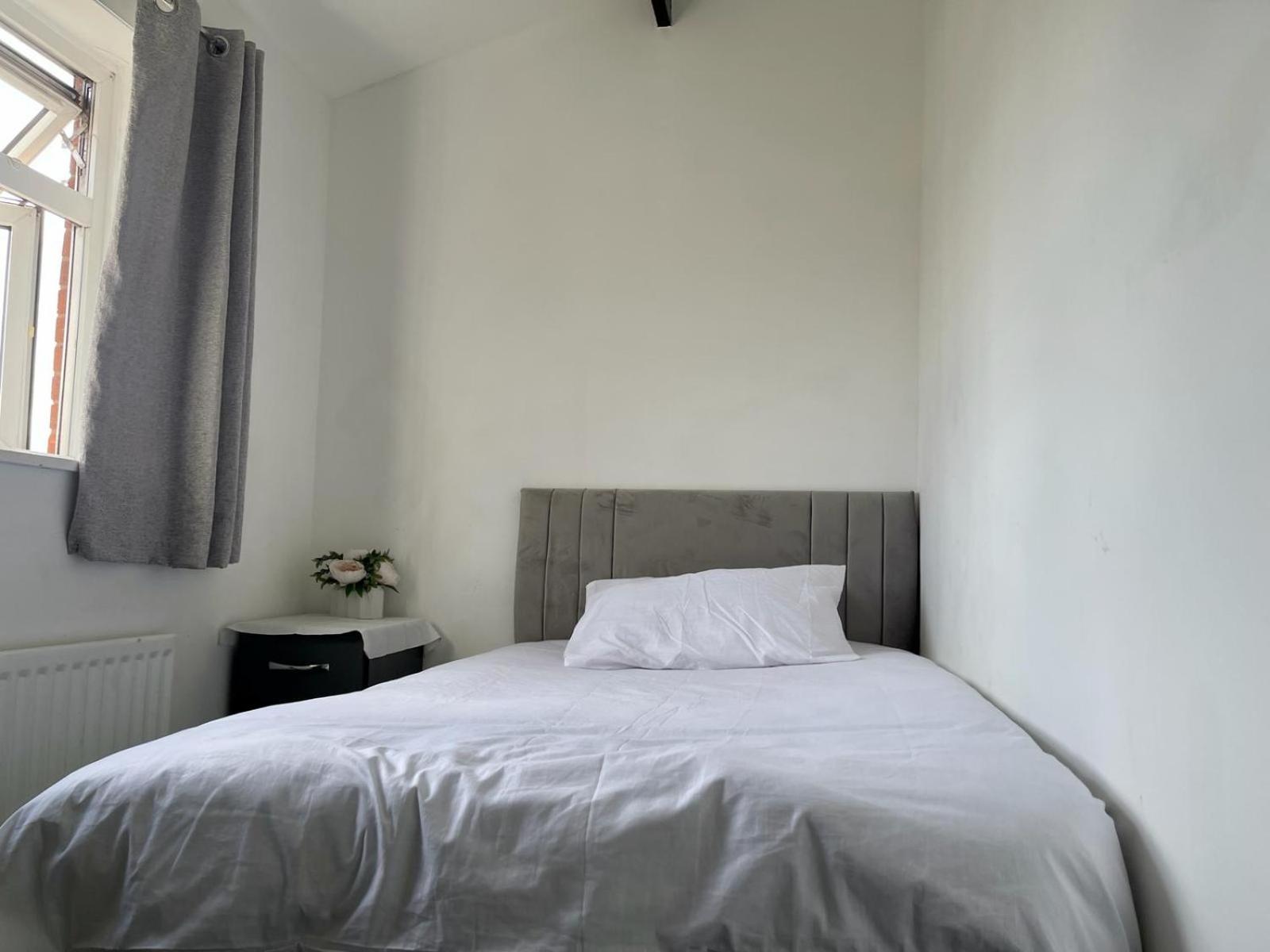 Homestays-close To And I Free Parking I Wi-fi Homestay *