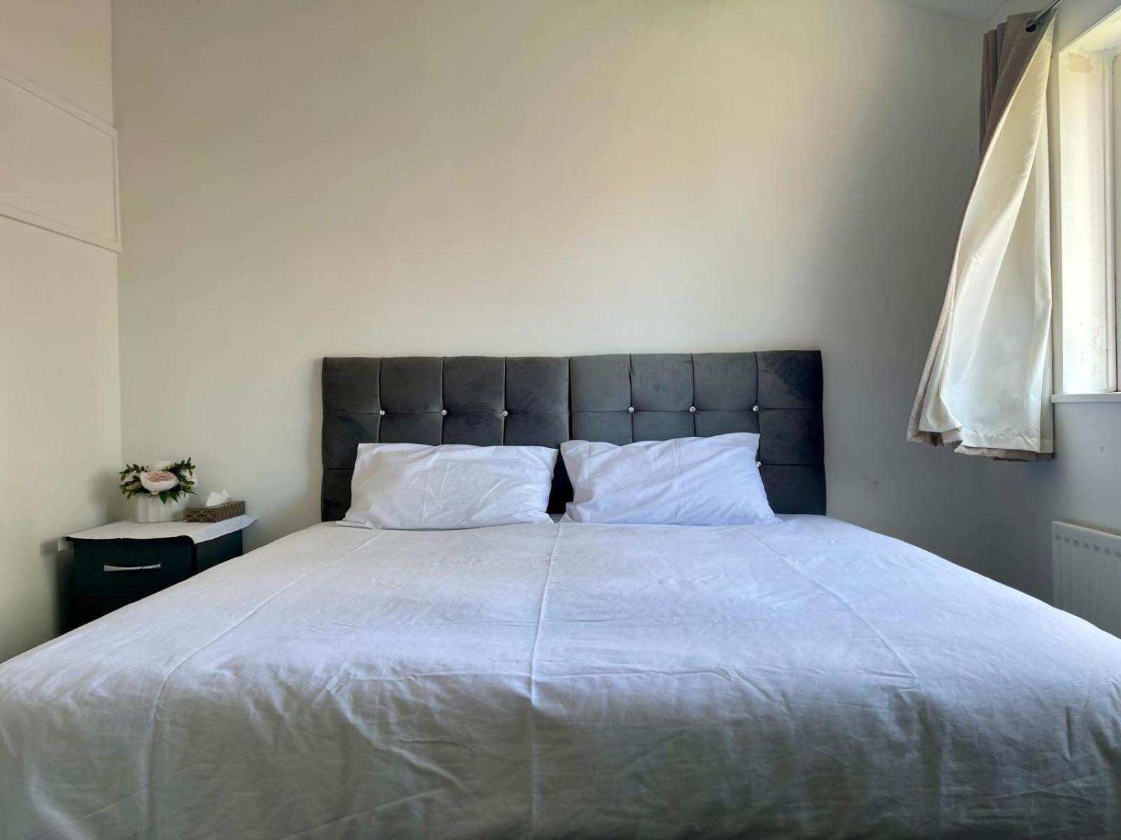 Homestays-close To And I Free Parking I Wi-fi