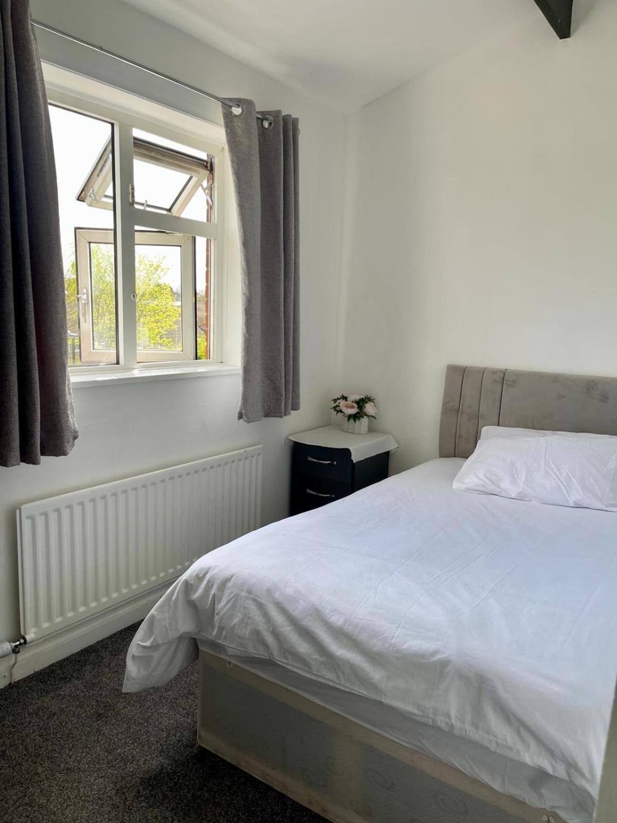 Homestays-close To And I Free Parking I Wi-fi Homestay Coventry